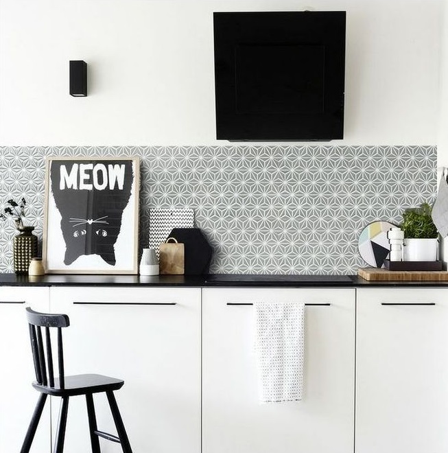 Raw decor mozaika na backsplashu w kuchni z czarnym blatem